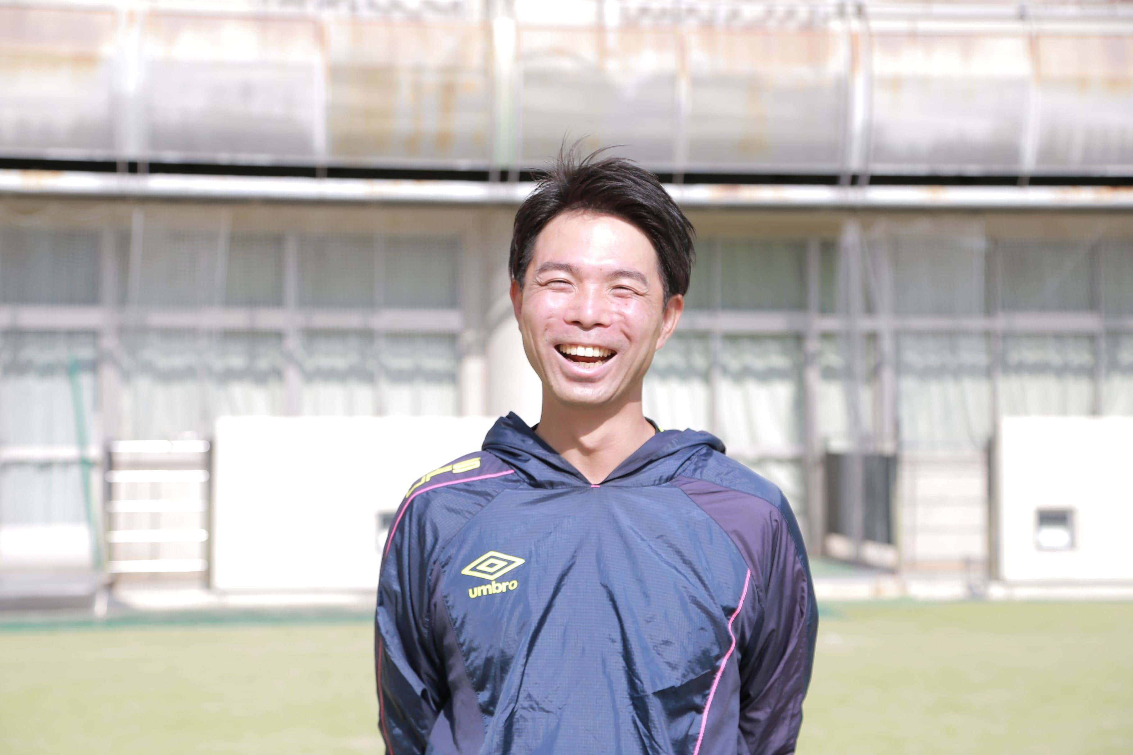 優しい笑顔の武藤監督の写真 - 障がい児のためのサッカースクール